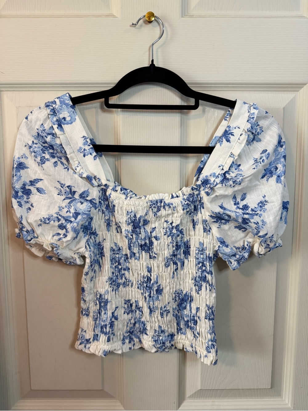 Monteau Ruched White Crop Top with Blue Floral Print Puff Sleeve Size Medium NEW